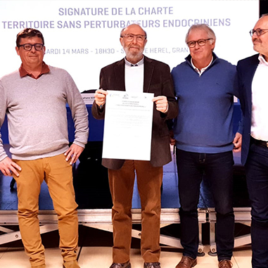 Photo de groupe avec les représentants de la communauté de communes Granville Terre & Mer, la CPTS sud Manche, le Réseau Santé Environnement et le directeur de la CPAM de la Manche après la signature.